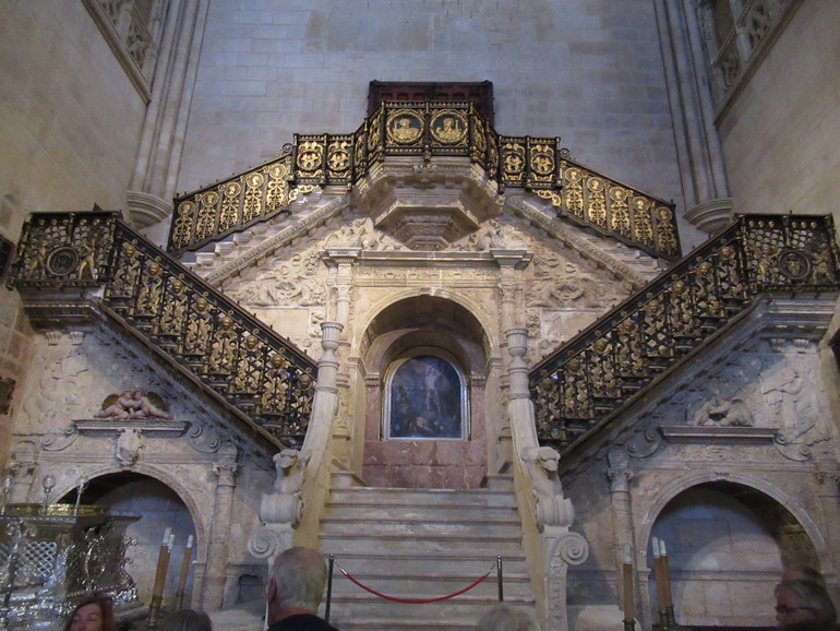Bijzondere trappenhal in de kathedraal